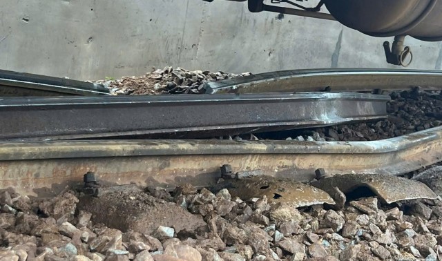 Tàu hàng AH1 trật bánh tại khu gian Hải Vân – Hải Vân Nam, đường sắt Thống nhất gián đoạn 