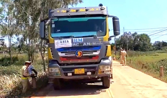 Xử lý xe ben chở đất gây mất an toàn giao thông, vệ sinh môi trường ở Quảng Ngãi