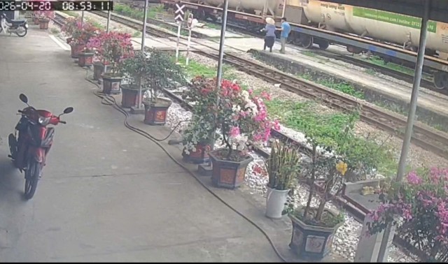 Công nhân đường sắt cứu cụ bà thoát nạn trong gang tấc
