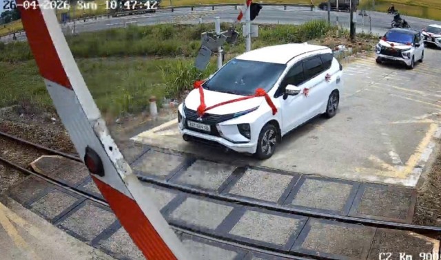 Quảng Ngãi xử phạt tài xế ô tô trong đoàn xe đám cưới vượt rào chắn đường ngang