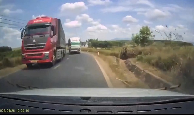 Đắk Lắk: Xử phạt tài xế xe tải vượt ẩu trên đường Đông Trường Sơn
