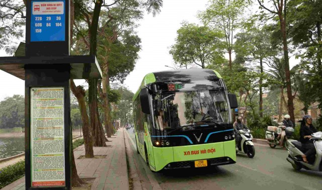 Hà Nội tiếp tục đưa thêm 52 xe buýt điện vào hoạt động