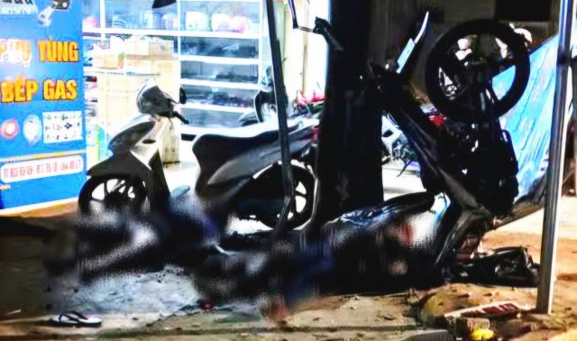 Xe máy mất lái lao vào gốc cây ở Đắk Lắk khiến hai người thương vong