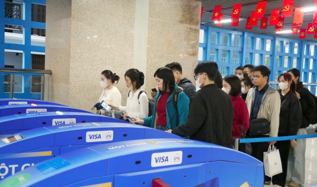 Hà Nội: Phát hành miễn phí thẻ xe buýt điện tử cho người được hưởng chính sách miễn phí