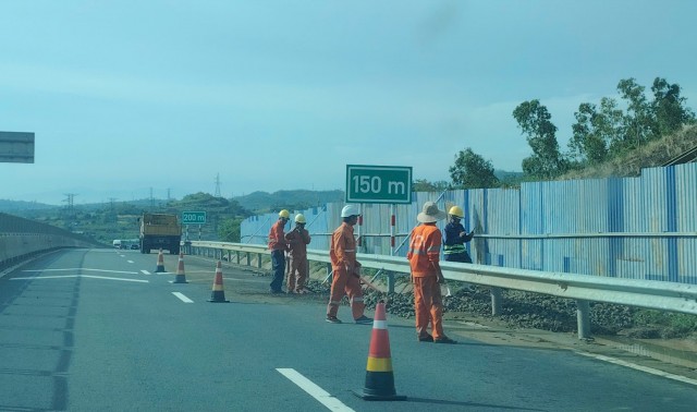 Mưa lớn cuốn đất đá tràn xuống mặt đường cao tốc Chí Thạnh - Vân Phong