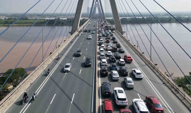 Thí điểm giảm tốc độ, tăng khoảng cách an toàn trên cầu Nhật Tân từ ngày 27/9