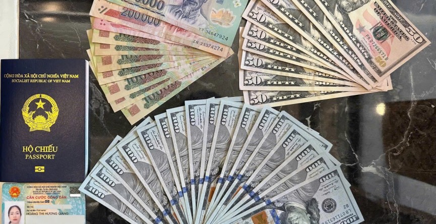 Tổ tàu khách SE20 trao trả hơn 2.000 USD cho khách bỏ quên