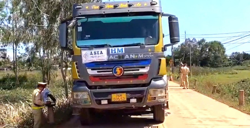 Xử lý xe ben chở đất gây mất an toàn giao thông, vệ sinh môi trường ở Quảng Ngãi