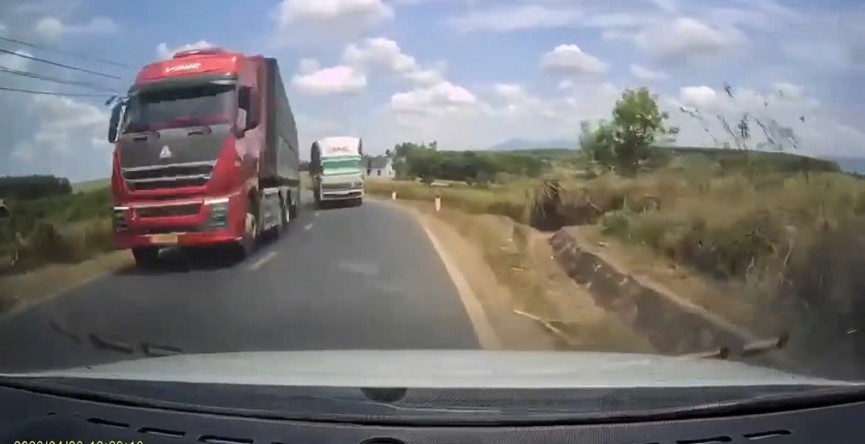 Đắk Lắk: Xử phạt tài xế xe tải vượt ẩu trên đường Đông Trường Sơn