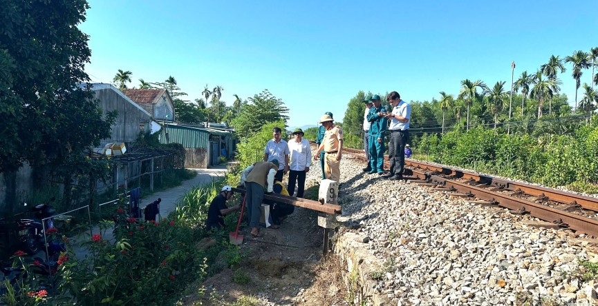 Quảng Ngãi rào đóng, xóa bỏ thêm 2 lối đi tự mở qua đường sắt, giảm nguy cơ tai nạn