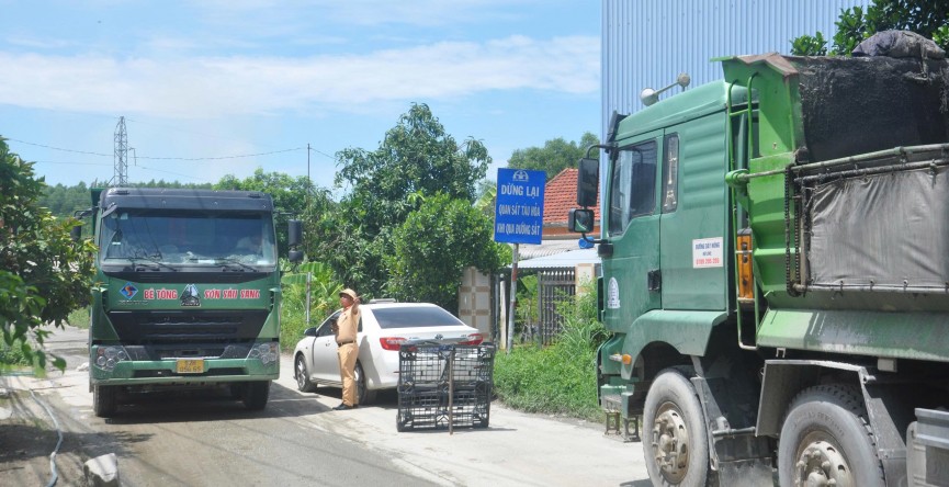 Quảng Ngãi: Xe ben chở đá rầm rập gây mất ATGT khu vực đường ngang qua đường sắt