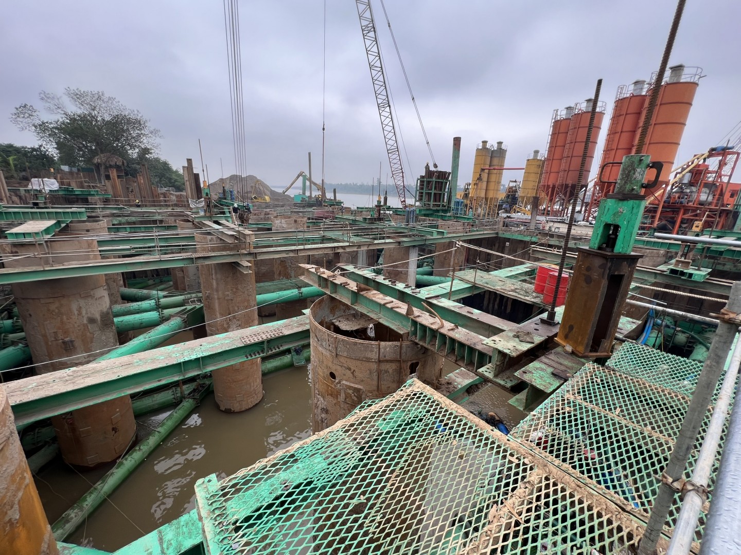 Những ngày xuân trên công trường cầu Tứ Liên