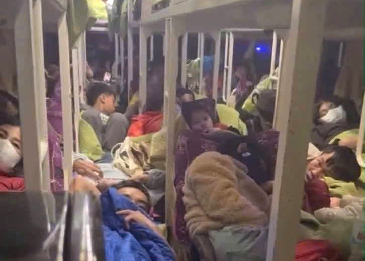 CSGT Đà Nẵng xử lý xe khách giường nằm 43 chỗ chở đến 60 người