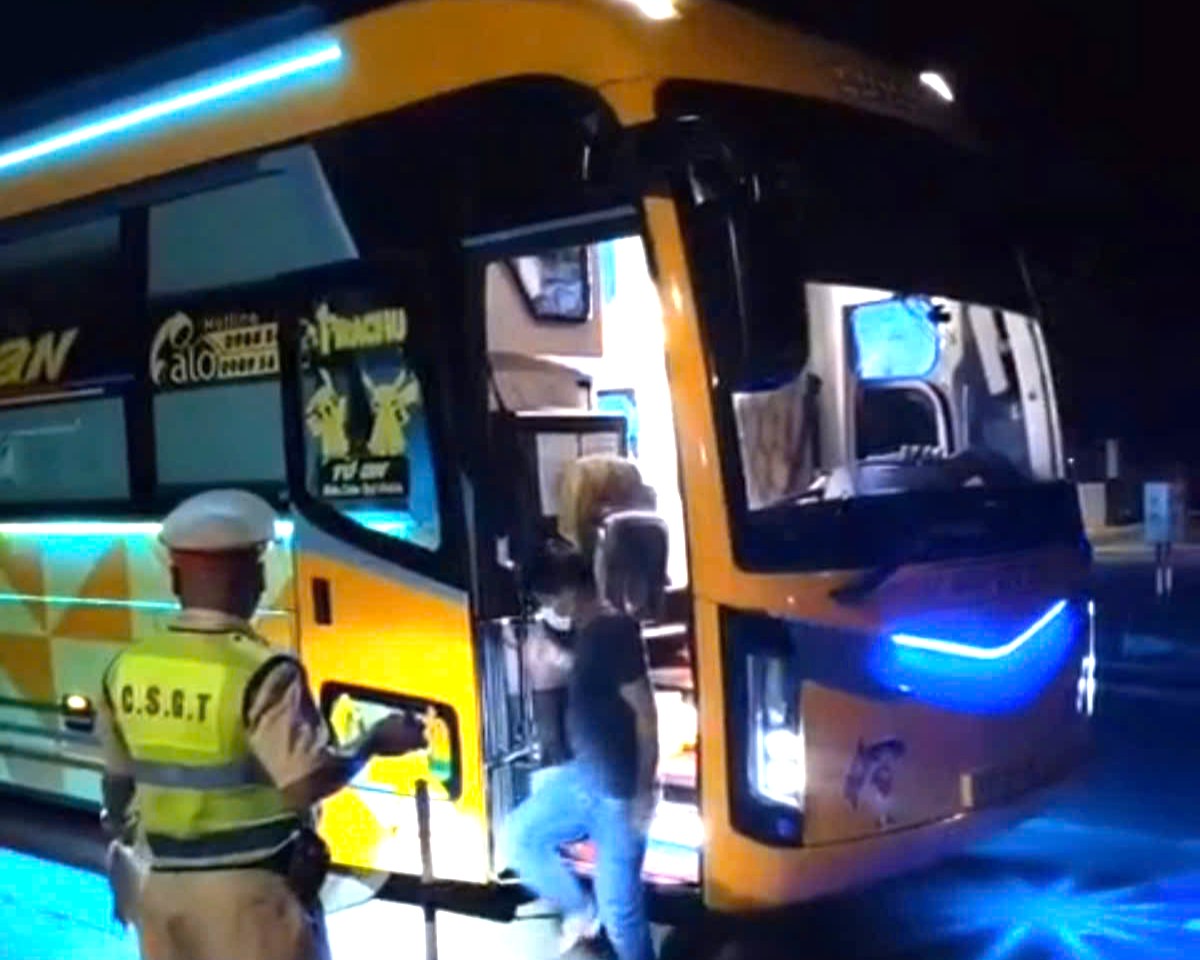 Quảng Ngãi: Xe khách 25 chỗ chở 61 người vượt đèo Vi-ô-lắc trong đêm