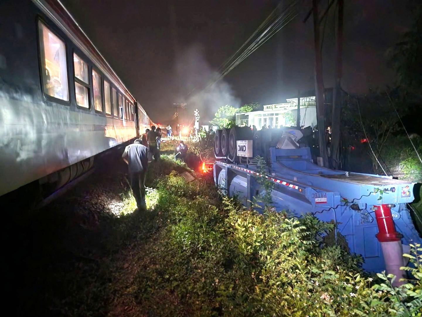 Khởi tố vụ án tài xế container vượt rào chắn đường sắt gây tai nạn với tàu SE8 ở Quảng Ngãi