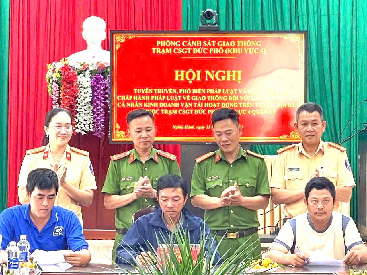 Trạm cảnh sát giao thông Đức Phổ tổ chức tuyên truyền pháp luật về giao thông