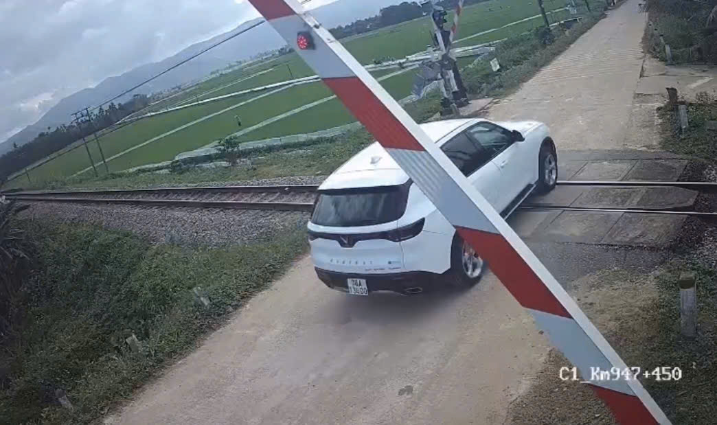 Xứ phạt nhiều lái xe ô tô vượt rào chắn đường sắt ở Quảng Ngãi
