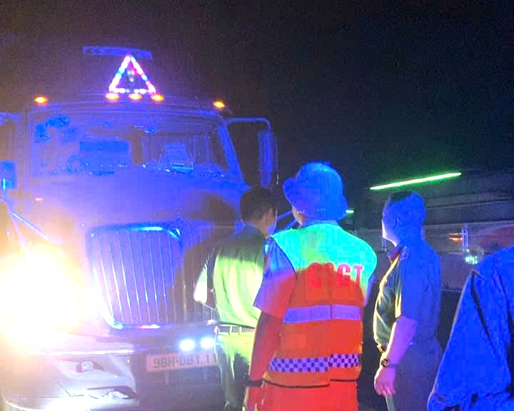 Cảnh báo hành vi nguy hiểm ném đá vào ô tô trên cao tốc qua khu vực miền Trung