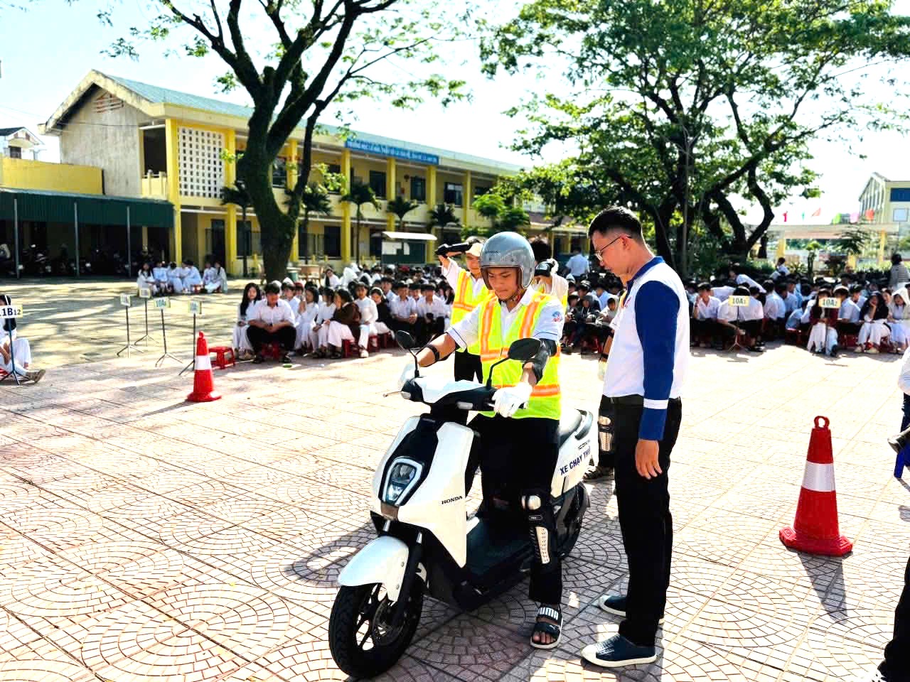 Trang bị kiến thức pháp luật và kỹ năng tham gia giao thông an toàn cho học sinh tỉnh Quảng Ngãi