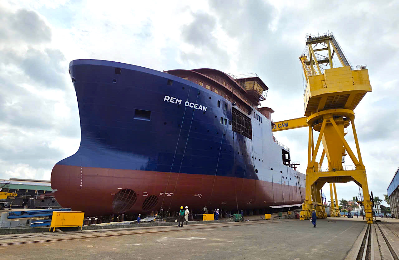 Đóng tàu Sông Cấm hạ thủy tàu năng lượng “xanh” 