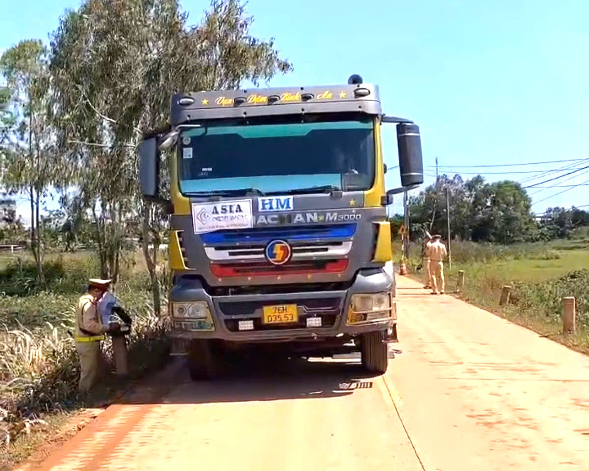 Xử lý xe ben chở đất gây mất an toàn giao thông, vệ sinh môi trường ở Quảng Ngãi