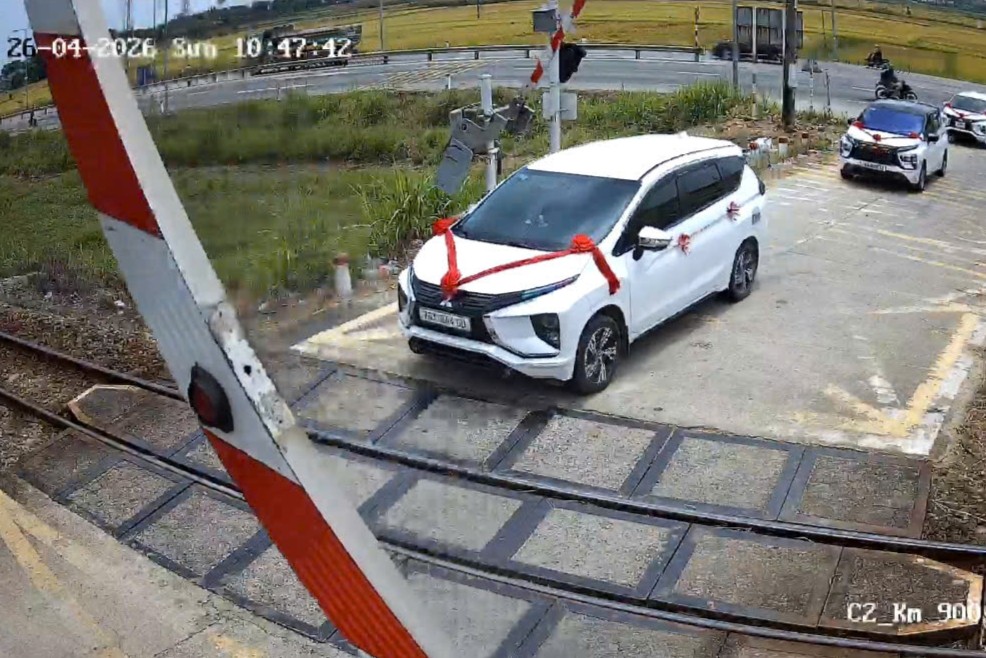 Quảng Ngãi xử phạt tài xế ô tô trong đoàn xe đám cưới vượt rào chắn đường ngang