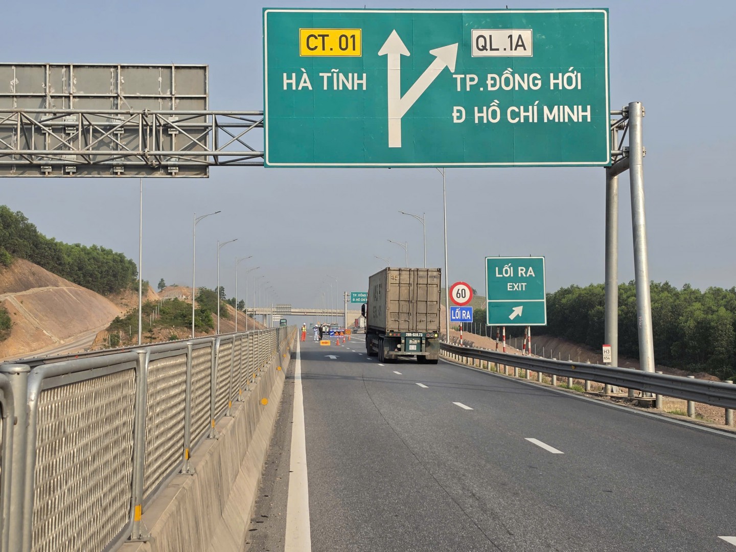 Phân luồng giao thông phục vụ thi công hệ thống giám sát trên cao tốc Bùng - Vạn Ninh - Cam Lộ