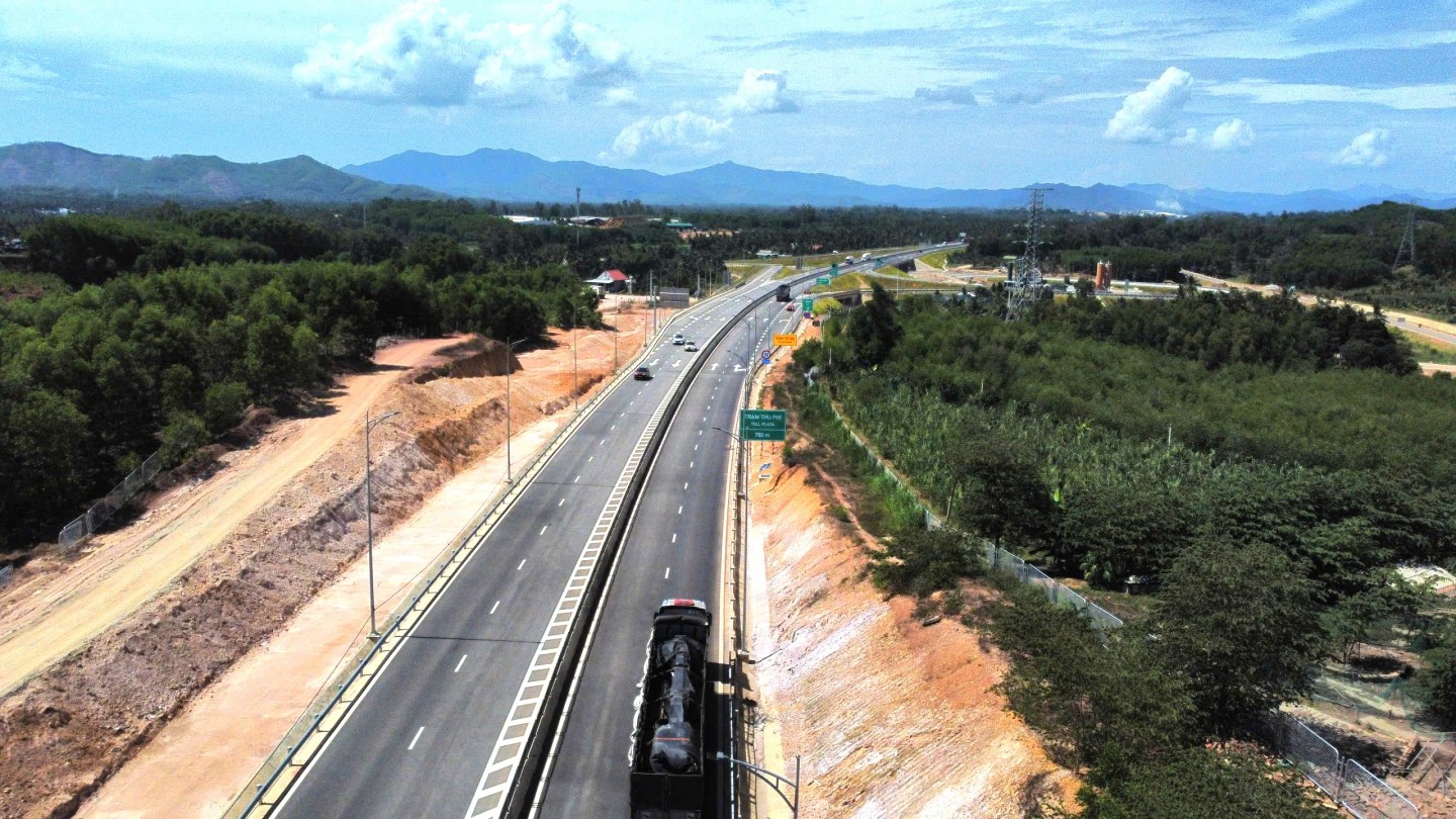 Ngăn chặn người và phương tiện thô sơ xâm nhập các tuyến cao tốc miền Trung