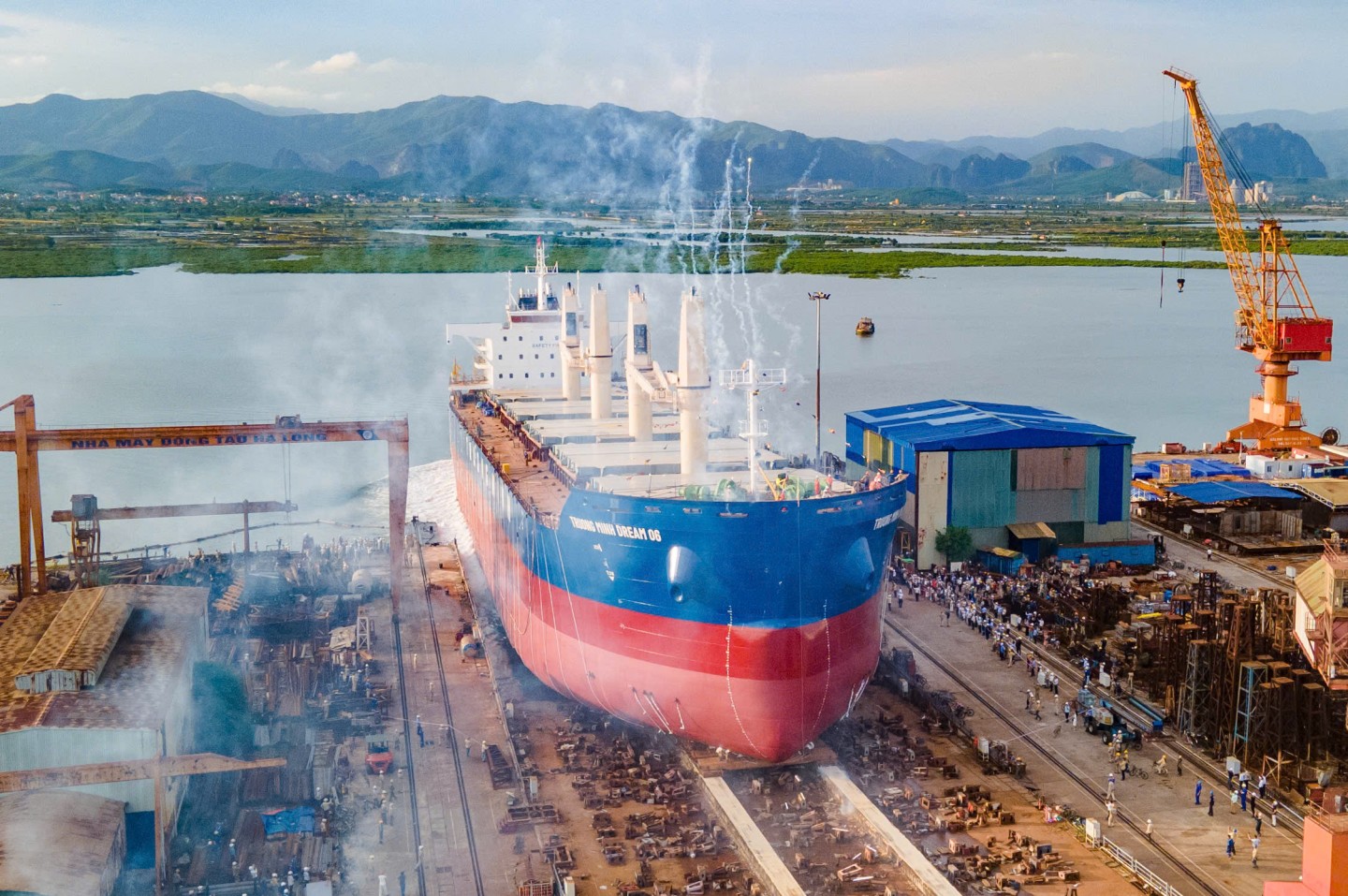 Công ty Đóng tàu Hạ Long hạ thủy thành công tàu hàng 45.000 tấn VB45-02