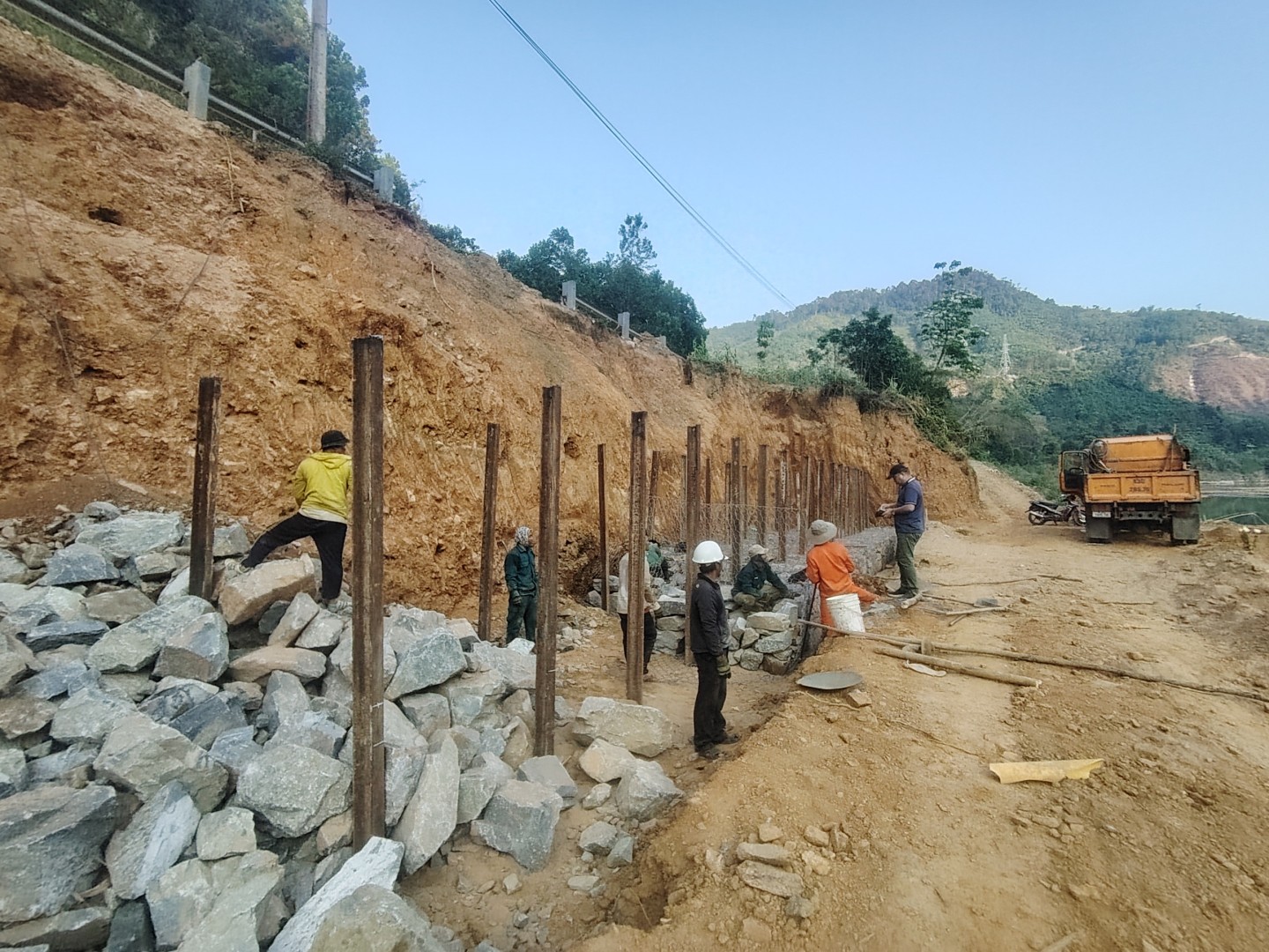 Khắc phục hậu quả thiên tai, bảo đảm thông suốt các tuyến quốc lộ miền Trung - Tây Nguyên