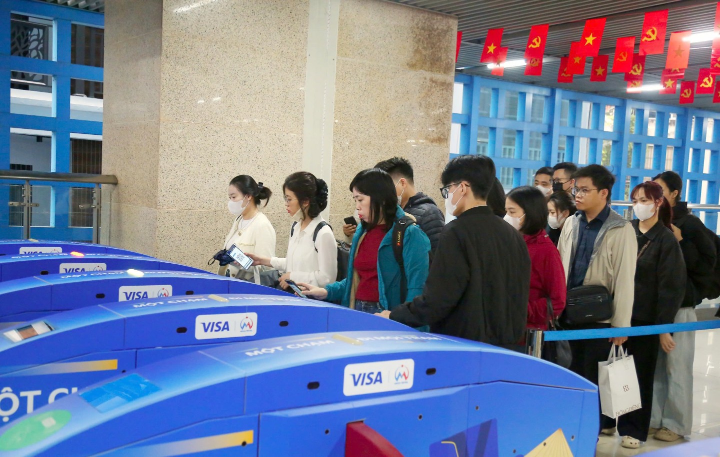 Hà Nội: Phát hành miễn phí thẻ xe buýt điện tử cho người được hưởng chính sách miễn phí