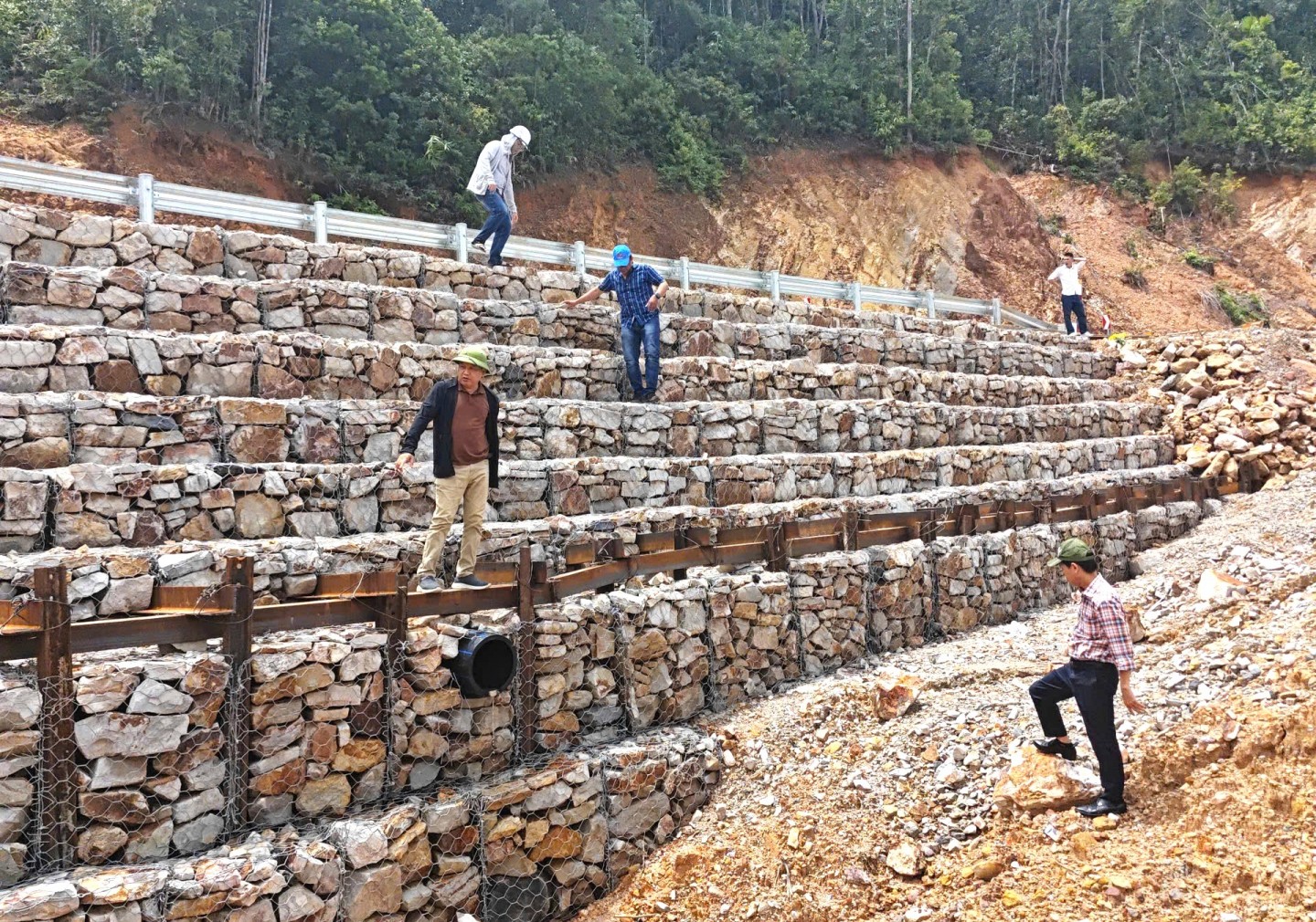 Nỗ lực khắc phục hậu quả thiên tai, bảo vệ tuyến đường Trường Sơn Đông