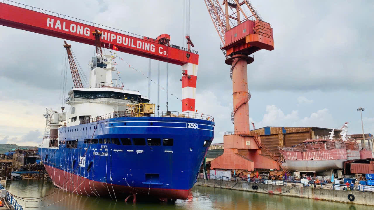 Hạ thủy tàu điện gió ngoài khơi