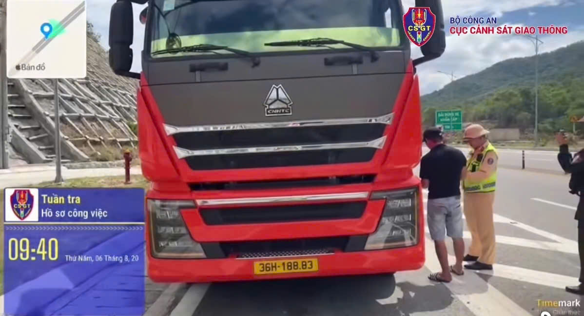 Rơi vãi phế liệu trên cao tốc qua miền Trung, hơn 100 phương tiện bị thủng lốp