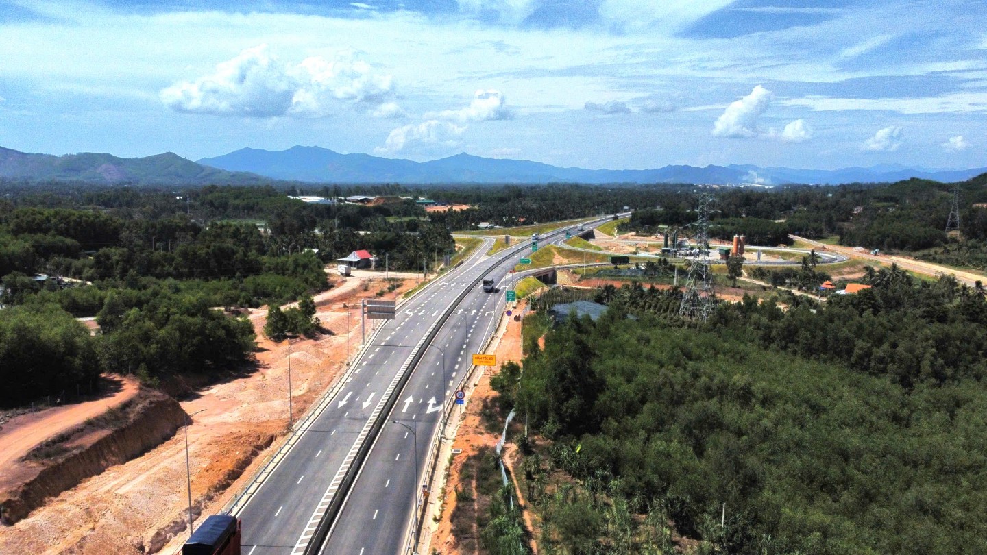 Ngày 11/8, phân luồng cao tốc Hoài Nhơn - Quy Nhơn phục vụ lắp dựng trụ biển báo trạm dừng nghỉ