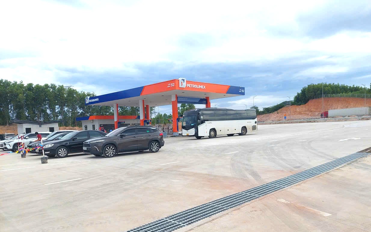 Trạm dừng nghỉ Km77 cao tốc Quảng Ngãi - Hoài Nhơn khai thác tạm, gấp rút hoàn thiện cây xăng