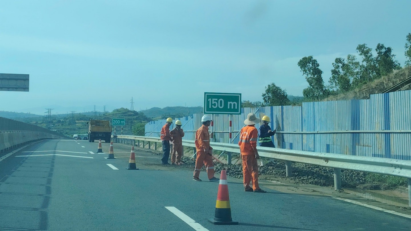 Mưa lớn cuốn đất đá tràn xuống mặt đường cao tốc Chí Thạnh - Vân Phong