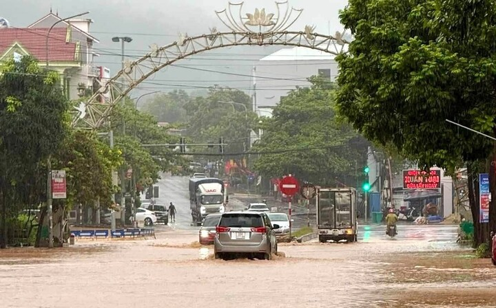 Mưa lớn gây ngập sâu, sạt lở nhiều tuyến đường tại Nghệ An